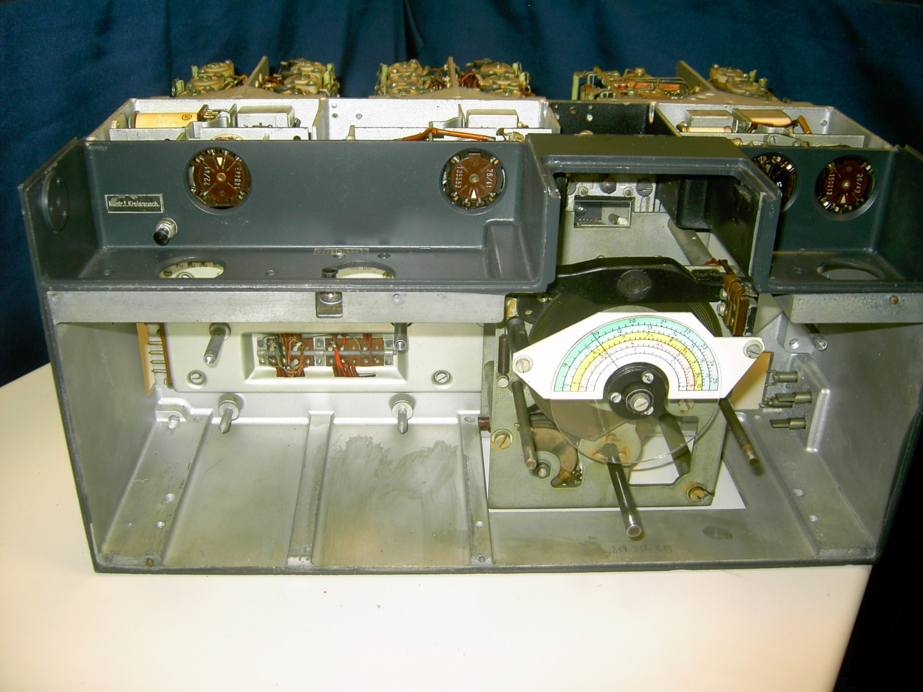 Ansicht von vorne, ohne Module und Abdeckungen